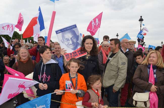 Eşcinsel Evliliği Protesto İçin Sokağa İndiler