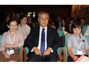 Bülent Arınç: “kendi İçine Kapanık, Sosyalleşmemiş Gençler Arzu Etmiyoruz”