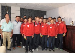 Başkan Vekili Bakıcı Şampiyonları Ağırladı