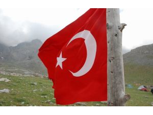 Akdeniz Oyunları Bayrağı Medetsiz Zirvesinde