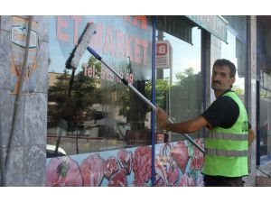 İki Metrelik Temizlik İşçisi Kendi İşinin Patronu Oldu