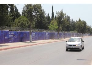 Akdeniz Oyunları’nda Koordinatörlük, Mezarlık Duvarlarındaki Afişleri Söküyor