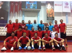 İşitme Engelli Hentbolcular, Deaf Olimpiyat Hazırlıklarını İzmir’de Sürdürüyor