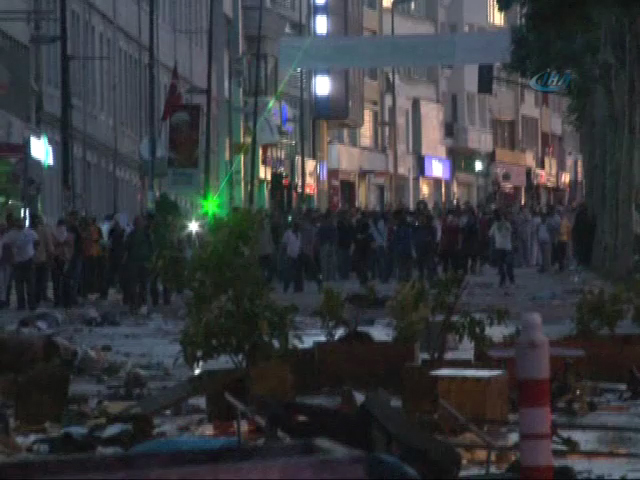 Taksim eylemcileri ağaçları barikat olarak kullandı