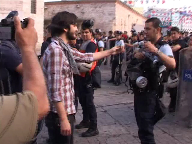 Eylemciden Polise Karanfil