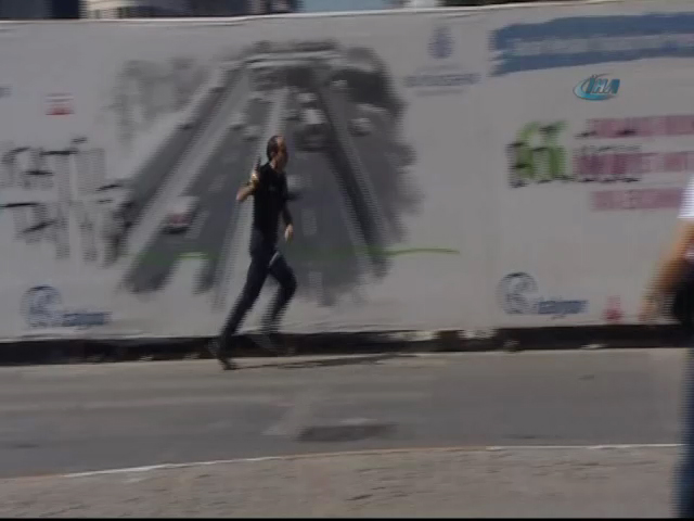 Göstericiler arasında kalan polis havaya ateş açtı