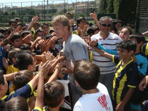 Kuyt, Fenerbahçe Spor Okulları’nı Ziyaret Etti