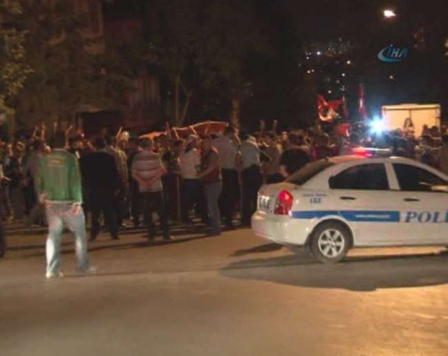 Başbakan’ın evine yürümek isteyen gruba polis müdahalesi