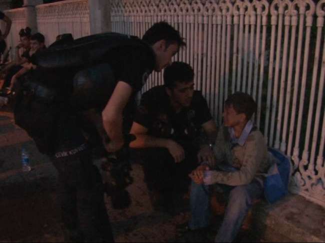 Çatışmanın ortasında kalan çocuğun yardımına polis koştu