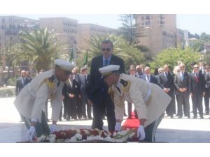 Erdoğan, Cezayir’deki Şehitler Anıtı’nı Ziyaret Etti