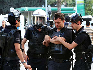 Cenazeden Çıkan Grup Polise Saldırdı