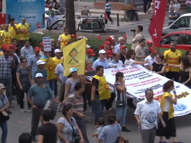 Adana’da binlerce çalışan greve çıktı