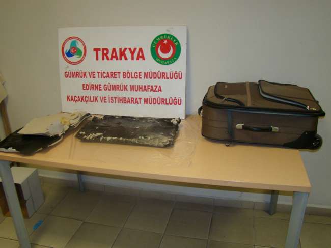 Bavuldan 220 Bin Liralık Eroin ÇıktıKapıkule Gümrük Sahası’nda bir TIR’da yapılan aramada, sürücünün bavulunda piyasa değeri 220 bin TL olan ero