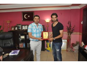 Fenerbahçeli Milli Futbolcu Abisinin Kulübü Sandıklıspor’u Ziyaret Etti