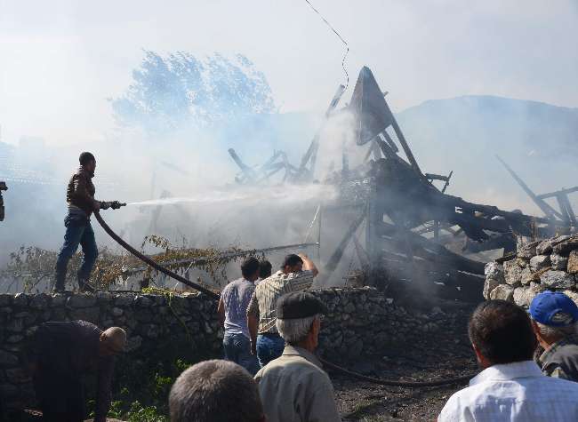 Yanan Evlerden Geriye Külü Kaldı