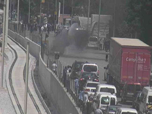 TOMA Yanan Otomobile Müdahale Etti