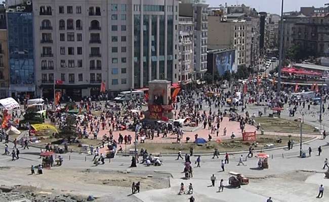 Taksim’de kalabalık artıyor