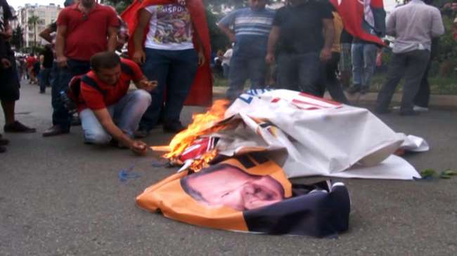 Eylemciler, Başbakan’ın olduğu pankartları yaktı