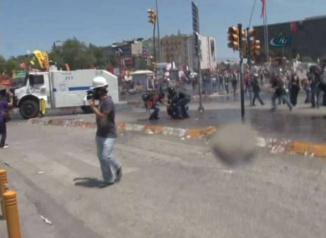 Gazetecilerin zorlu Taksim mesaisi