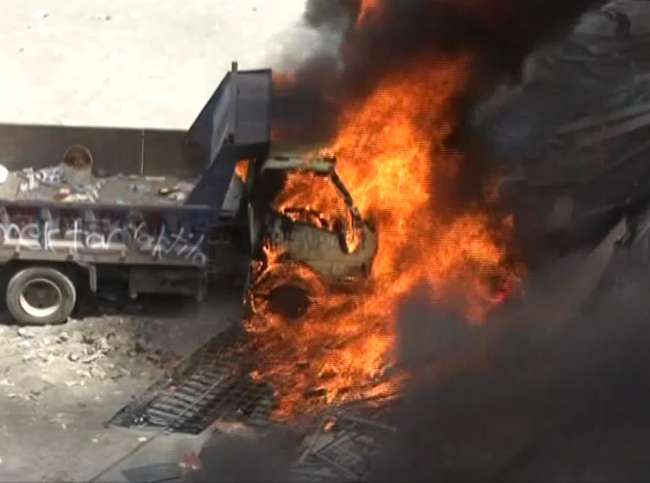 Göstericiler Bir De Kamyon Yaktı