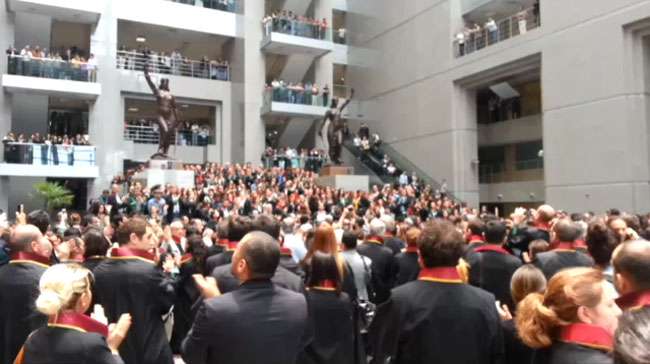 Avukatlardan meslektaşlarına destek eylemi