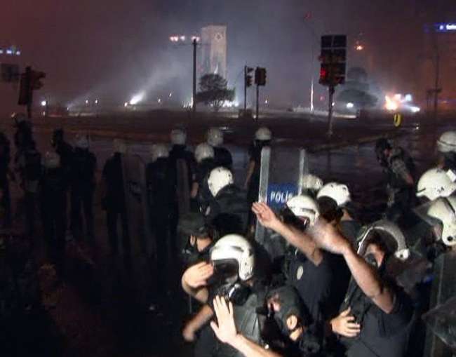 Göstericiler, provokatörleri engelledi