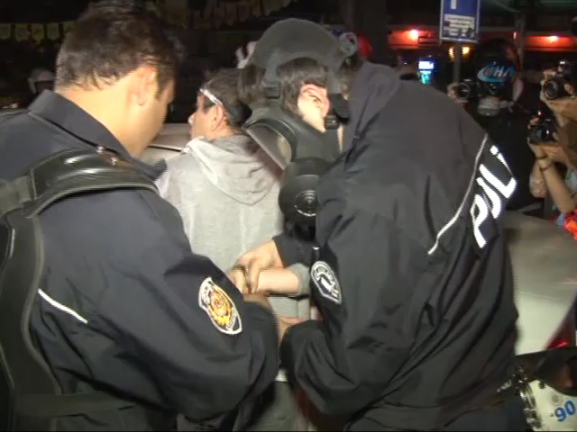 Aracını polisin üzerine sürünce gözaltına alındı