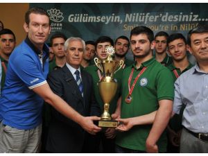 Şampiyon Hentbolcular Kupayı Bozbey’e Getirdi