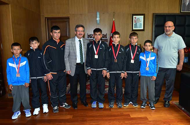 Şampiyon Güreşçilerden Başkan Poyraz’a Ziyaret