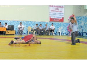 Aksaray’da Güreş Şampiyonası Sürüyor