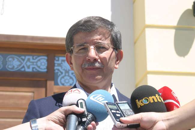 Davutoğlu, Avrupa Parlamentosu’nu topa tuttu