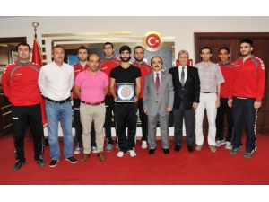 Adana’yı Süper Lig’e Taşıyan Şampiyon Hentbolculardan Vali Coş’a Ziyaret