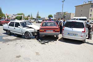 Elbistan’da Üç Otomobil Birbirine Girdi: 2 Yaralı