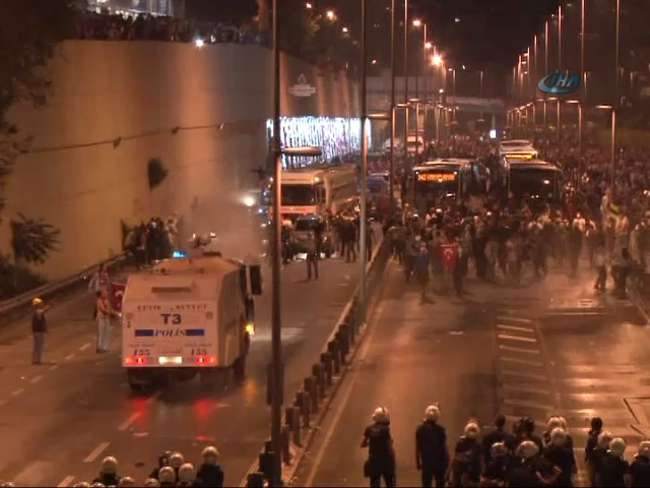 Eylemciler metrobüs yolunu kapattı