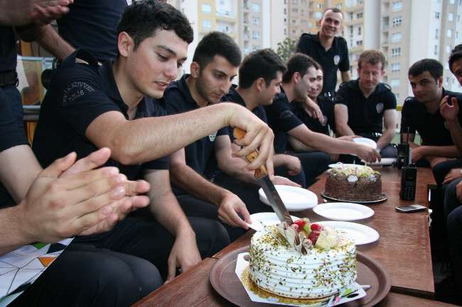 Eylemde görevli polise doğum günü sürpizi