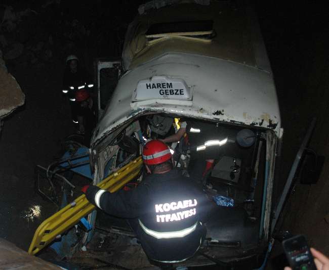 Yolcu Minibüsü Köprüden Uçtu