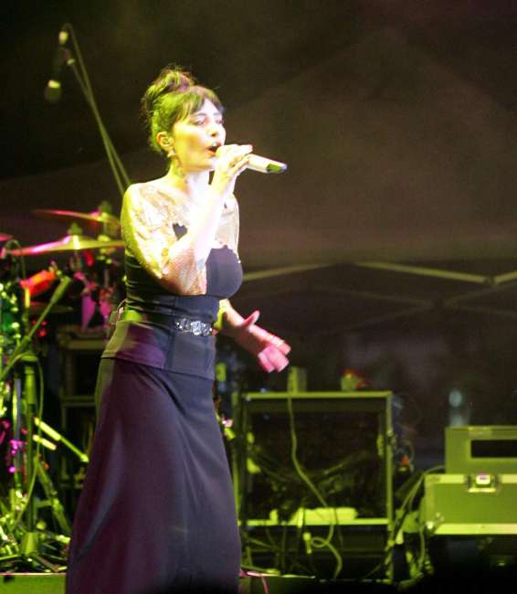 Doğum Gününü Sahnede Kutladı