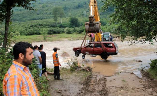 Sele Kapılan Otomobil Kum Yığınından Çıkarıldı