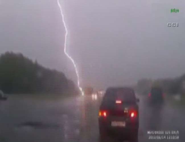 Anne Ve Kızına Yıldırım Böyle Çarptı