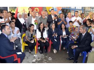 Bdp Eş Başkanı Kışanak, Partilerine Katılan Ailelere Rozet Taktı