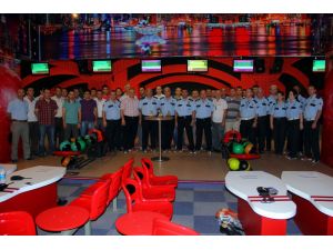 Polisler Bowling Oynayarak Moral Depoladı