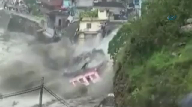 Sel Ev Ve Araçları Böyle Yuttu