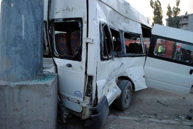 Hakkari’de Trafik Kazası: 1 Ölü, 15 Yaralı