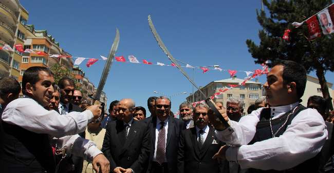O Sloganla Karşılandı !