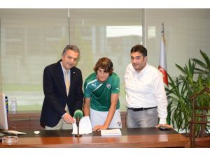 Dünya Devlerinin Peşinde Koştuğu Genç Oyuncu Bursaspor’a İmza Attı