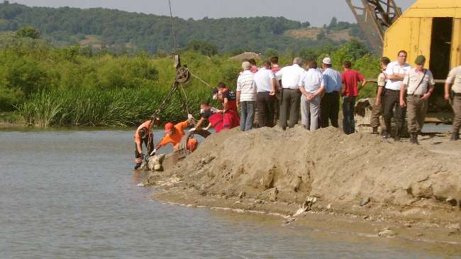 İş Makinesine Ceset Takıldı