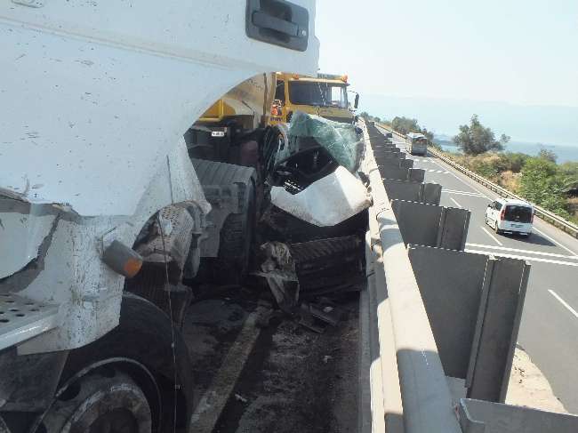 TIR Otomobili Ezdi Geçti