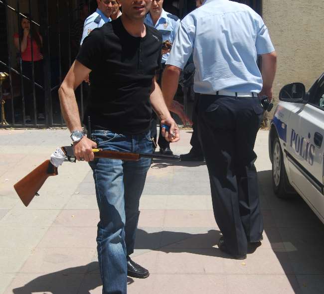 Av Tüfeğiyle Adliyeyi Bastı	