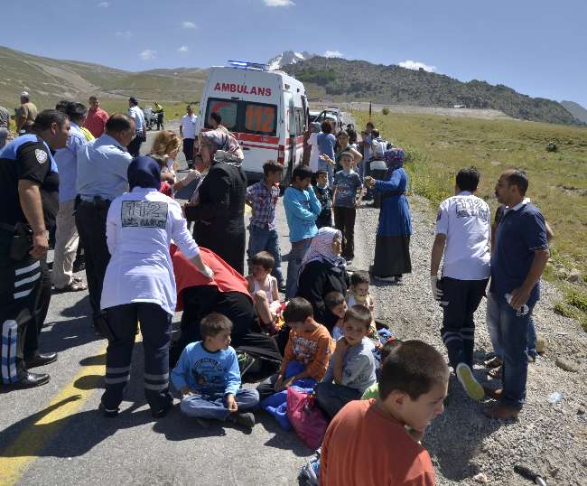 Öğrenci Servisi Kaza Yaptı: 24 Yaralı