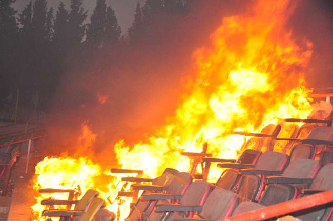 Stadyum Alevler İçinde Kaldı